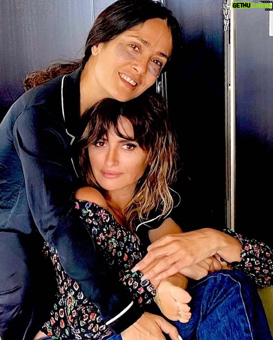 Salma Hayek Pinault Instagram - Morning of the #MetGala: Some work hard, and go through many steps to get red carpet ready... some people just wake up gorgeous πββοΈ @penelopecruzoficial @camilaperez.mt @thebeautysandwich #beautyroutine #skincareroutine Morning of the Met Gala: Algunas de nosotras tenemos que pasar por largas rutinas de #belleza para estar presentables en la alfombra roja y sin embargo otras simplemente se despiertan divinas @penelopecruzoficial
