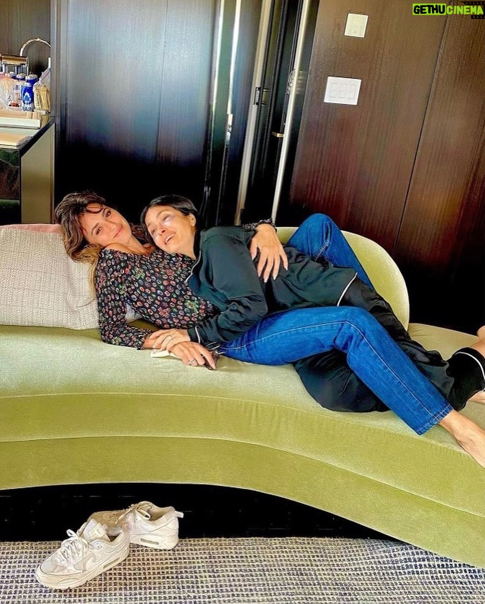 Salma Hayek Pinault Instagram - Morning of the #MetGala: Some work hard, and go through many steps to get red carpet ready... some people just wake up gorgeous πββοΈ @penelopecruzoficial @camilaperez.mt @thebeautysandwich #beautyroutine #skincareroutine Morning of the Met Gala: Algunas de nosotras tenemos que pasar por largas rutinas de #belleza para estar presentables en la alfombra roja y sin embargo otras simplemente se despiertan divinas @penelopecruzoficial