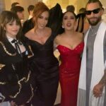 Salma Hayek Pinault Instagram - I dont know where @pascalispunk and @badbunnypr were. #latinopower No se donde se metieron #pedropascal y #badbunny. @metgalaofficial @voguemagazine