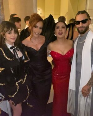 Salma Hayek Pinault Instagram - I dont know where @pascalispunk and @badbunnypr were. #latinopower No se donde se metieron #pedropascal y #badbunny.  @metgalaofficial @voguemagazine