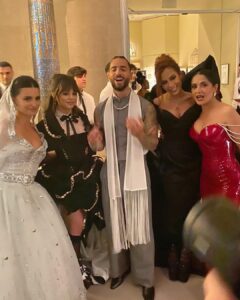 Salma Hayek Pinault Instagram - I dont know where @pascalispunk and @badbunnypr were. #latinopower No se donde se metieron #pedropascal y #badbunny. @metgalaofficial @voguemagazine