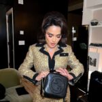 Salma Hayek Pinault Instagram - Inspiration Jackie O… Inspiración Jackie O… @gucci @debeersofficial Hair: @jennifer_yepez Makeup: @sofiatilbury @charlottetilbury #jackieo