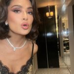 Salma Hayek Pinault Instagram - Inspiration Jackie O… Inspiración Jackie O… @gucci @debeersofficial Hair: @jennifer_yepez Makeup: @sofiatilbury @charlottetilbury #jackieo