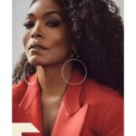 Salma Hayek Pinault Instagram - Grateful to PEOPLE magazine for including me in their ‘Most Beautiful Issue’ and to be in such good company! This year is extra special because in the last week, along with three other women that I respect, admire, and consider my friends, we were honored in the list of the most beautiful by PEOPLE and the most influential by Time Magazine. Once upon a time, I remember thinking that this would’ve been impossible to achieve for women, especially for women of color and over thirty. And yet here we are! This is the stuff that dreams are made of. @people @zoesaldana @im.angelabassett @aliwong Estoy muy agradecida a la revista People por incluirme en su edición de las más bellas, y de estar con tan distinguida compañía. Este año es extra especial porque esta semana, junto con otras tres mujeres que admiro, respeto y considero mis amigas, fuimos honradas en la lista de las más bellas por People y en la de las más influyentes por la revista Time. Recuerdo los tiempos en los que hubiera sido imposible imaginar que este logro fuera posible pare mujeres pertenecientes a minorías y de más de treinta años de edad y sin embargo aquí estamos. Sí se puede!!! @people @zoesaldana @im.angelabassett @aliwong Photo credit: ASKEW II, NICK THOMPSON / TRUNK ARCHIVE, JOYCE KIM/THE NEW YORK TIMES, GAVIN BOND