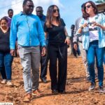 Salma Hayek Pinault Instagram - @shofco is by far one of the most effective movements I have ever seen in place to combat extreme poverty and gender inequity. Through collaborating with local leaders and the community, I was beyond impressed with what SHOFCO is doing to create a bright future for the residents of Kibera in Kenya through locally-led solutions. They are providing quality education for girls, clean water, economic empowerment and so much more. @kenodede it has been an absolute honour to witness the wonderful work you are doing. 🙏 To find out more about this inspiring organisation click the link in my bio. @shofco es uno de los movimientos más eficaces que he visto para combatir la pobreza extrema y la desigualdad de género. Quedé muy impresionada con lo que SHOFCO está haciendo para crear un futuro próspero para los residentes de Kibera en Kenia a través de soluciones lideradas localmente. Proporcionan educación de calidad a las niñas, agua potable, capacitación económica y mucho más. @kenodede ha sido un honor ser testigo del meravilloso trabajo que estas haciendo 🙏 Para obtener más información sobre esta inspiradora organización, haga clic en el enlace de mi biografía.