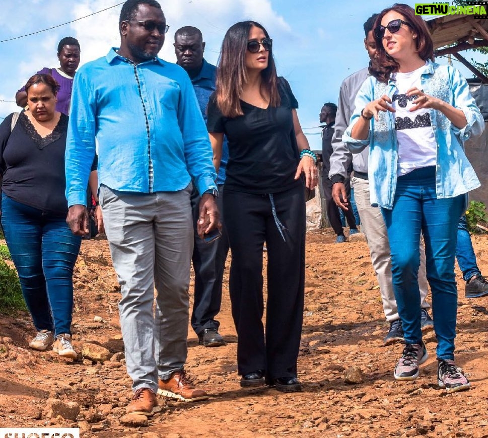 Salma Hayek Pinault Instagram - @shofco is by far one of the most effective movements I have ever seen in place to combat extreme poverty and gender inequity. Through collaborating with local leaders and the community, I was beyond impressed with what SHOFCO is doing to create a bright future for the residents of Kibera in Kenya through locally-led solutions. They are providing quality education for girls, clean water, economic empowerment and so much more. @kenodede it has been an absolute honour to witness the wonderful work you are doing. 🙏 To find out more about this inspiring organisation click the link in my bio. @shofco es uno de los movimientos más eficaces que he visto para combatir la pobreza extrema y la desigualdad de género. Quedé muy impresionada con lo que SHOFCO está haciendo para crear un futuro próspero para los residentes de Kibera en Kenia a través de soluciones lideradas localmente. Proporcionan educación de calidad a las niñas, agua potable, capacitación económica y mucho más. @kenodede ha sido un honor ser testigo del meravilloso trabajo que estas haciendo 🙏 Para obtener más información sobre esta inspiradora organización, haga clic en el enlace de mi biografía.