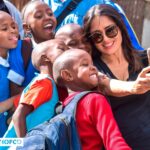 Salma Hayek Pinault Instagram - @shofco is by far one of the most effective movements I have ever seen in place to combat extreme poverty and gender inequity. Through collaborating with local leaders and the community, I was beyond impressed with what SHOFCO is doing to create a bright future for the residents of Kibera in Kenya through locally-led solutions. They are providing quality education for girls, clean water, economic empowerment and so much more. @kenodede it has been an absolute honour to witness the wonderful work you are doing. 🙏 To find out more about this inspiring organisation click the link in my bio. @shofco es uno de los movimientos más eficaces que he visto para combatir la pobreza extrema y la desigualdad de género. Quedé muy impresionada con lo que SHOFCO está haciendo para crear un futuro próspero para los residentes de Kibera en Kenia a través de soluciones lideradas localmente. Proporcionan educación de calidad a las niñas, agua potable, capacitación económica y mucho más. @kenodede ha sido un honor ser testigo del meravilloso trabajo que estas haciendo 🙏 Para obtener más información sobre esta inspiradora organización, haga clic en el enlace de mi biografía.