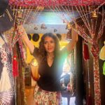 Salma Hayek Pinault Instagram - Besame mucho store in Todos Santos. @besamemuchobazaar #shopping 🎵 #fleetwoodmac