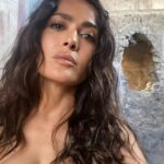 Salma Hayek Pinault Instagram - I feel an undeniable connection to the world that existed centuries ago. 🏛️🏺When you walk through the ruins of Pompeii you can’t help but imagine the lives of the people and their spirit linger in the air. The endurance of its buildings have survived to tell stories of of triumph and tragedy, of love and loss, all frozen in time. Thank you @massimo_osanna for this extraordinary experience. #italy #pompeii Pompeii, Italy