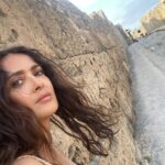 Salma Hayek Pinault Instagram - I feel an undeniable connection to the world that existed centuries ago. 🏛️🏺When you walk through the ruins of Pompeii you can’t help but imagine the lives of the people and their spirit linger in the air. The endurance of its buildings have survived to tell stories of of triumph and tragedy, of love and loss, all frozen in time. Thank you @massimo_osanna for this extraordinary experience. #italy #pompeii Pompeii, Italy