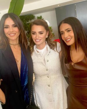 Salma Hayek Pinault Instagram - I’m so proud of you, my brilliant friend, for your outstanding performance in FERRARI. Your talent will never fail to amaze me. Here’s to you, my friend! 🥂
Estoy muy orgullosa de ti, mi brillante amiga, por tu destacada actuación en FERRARI. Tu talento nunca dejará de sorprenderme. ¡Brindemos por ti, amiga! 🥂 #PenelopeCruz