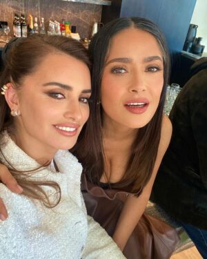 Salma Hayek Pinault Instagram - I’m so proud of you, my brilliant friend, for your outstanding performance in FERRARI. Your talent will never fail to amaze me. Here’s to you, my friend! 🥂
Estoy muy orgullosa de ti, mi brillante amiga, por tu destacada actuación en FERRARI. Tu talento nunca dejará de sorprenderme. ¡Brindemos por ti, amiga! 🥂 #PenelopeCruz