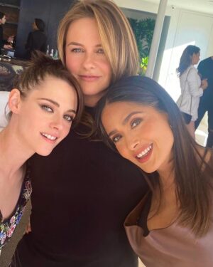 Salma Hayek Pinault Instagram - I’m so proud of you, my brilliant friend, for your outstanding performance in FERRARI. Your talent will never fail to amaze me. Here’s to you, my friend! 🥂
Estoy muy orgullosa de ti, mi brillante amiga, por tu destacada actuación en FERRARI. Tu talento nunca dejará de sorprenderme. ¡Brindemos por ti, amiga! 🥂 #PenelopeCruz