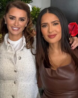 Salma Hayek Pinault Instagram - I’m so proud of you, my brilliant friend, for your outstanding performance in FERRARI. Your talent will never fail to amaze me. Here’s to you, my friend! 🥂
Estoy muy orgullosa de ti, mi brillante amiga, por tu destacada actuación en FERRARI. Tu talento nunca dejará de sorprenderme. ¡Brindemos por ti, amiga! 🥂 #PenelopeCruz