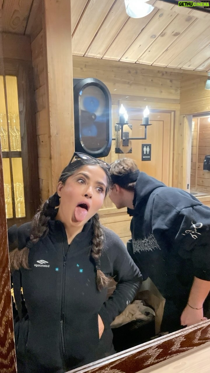 Salma Hayek Pinault Instagram - POV: it’s ski season 🎿
