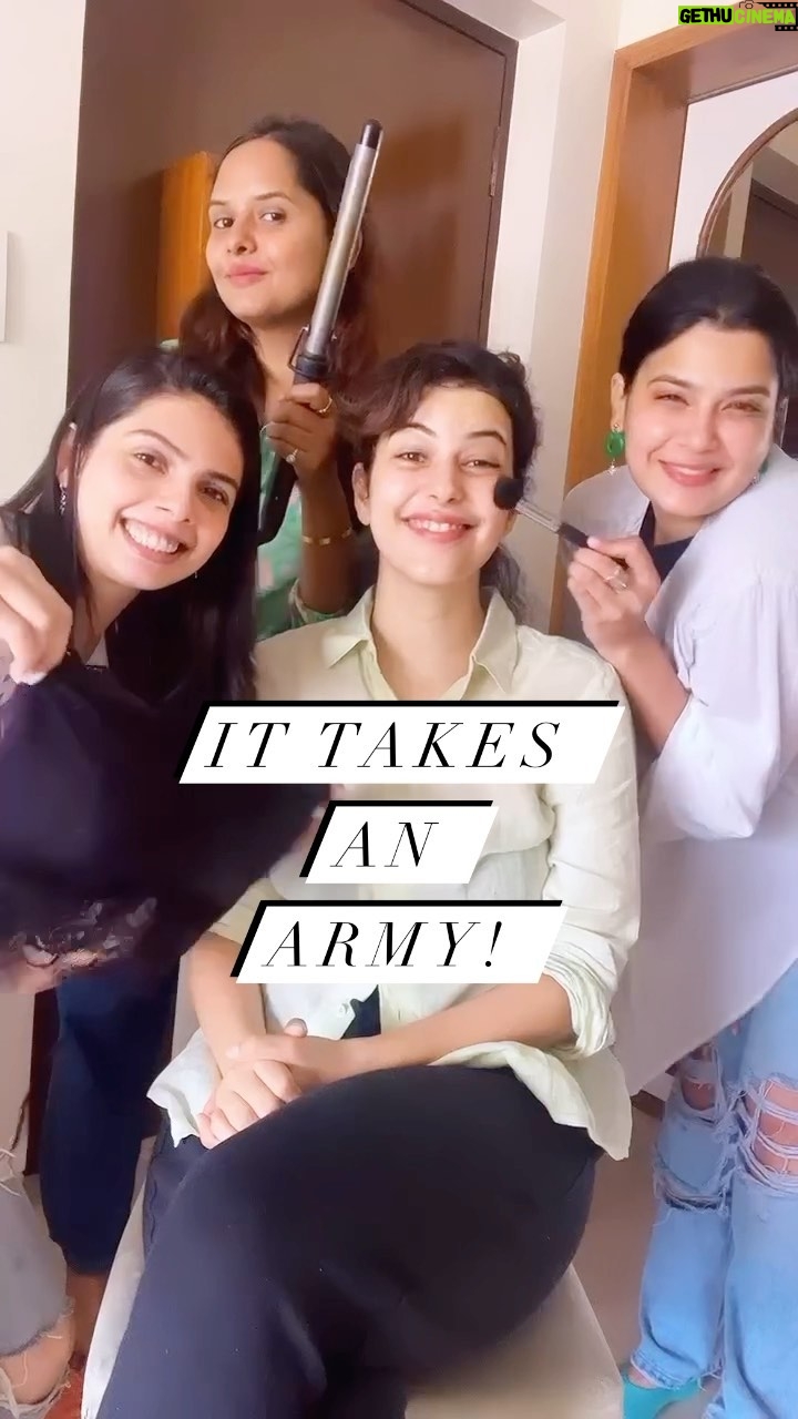 Saloni Khanna Instagram - Just so you know always takes an army! Dream team @niyati_gogri @makeupbytanvishah @maneeshabhavarthe love you the most ❤️ #actorlife #transition #transitionreels #army #dreamteam #makeup #hair #styling #happykid Mumbai, Maharashtra