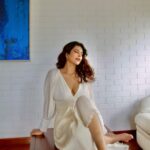 Saloni Khanna Instagram - What can you do if she looks like a painting 🤷🏻‍♀️ Click @jayslens Team @niyati_gogri @makeupbytanvishah @maneeshabhavarthe @1an_stagram @inegafilmmgmt #portraits #paintings #happykid Mumbai, Maharashtra