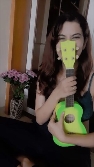 Saloni Khanna Instagram - After eons, early in the morning. Be kind. Kuch na kaho. 

#uke #hindisongs #onetake #earlymorningjam #singing #happykid