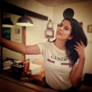 Saloni Khanna Instagram - Missing the old house and my gundi phase… navroz mubarak ❤️

#parsighar #navroz #gundi #happykid