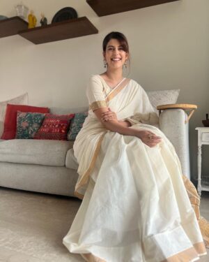 Saloni Khanna Instagram - Saree not sorry 😜

#desikid #sareechick #indianwear #happykid