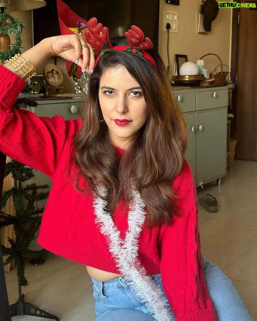 Saloni Khanna Instagram - A very merry Christmas. Swipe to the end to see my Christmas wish ! #christmas23 Red Chillies Entertainment