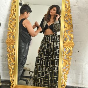 Saloni Khanna Instagram - This is my personality … but swipe for reality! 
#notapoet #forgoodreason 

Wearing @soniyagofficial 
📷 @girishmason 
Styled @parul.gauba 

#happykid
