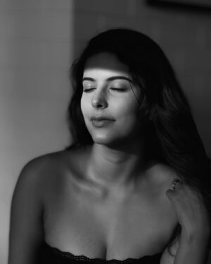 Saloni Khanna Instagram - Shadows and light dance. 

#portraits #naturallight #beauty
