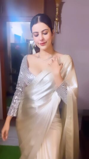 Saloni Khanna Instagram - Diwali with a 💥 

Wearing @abhinavmishra_ 
Drama inherited 

#diwali2023 #abhinavmishra #saree
