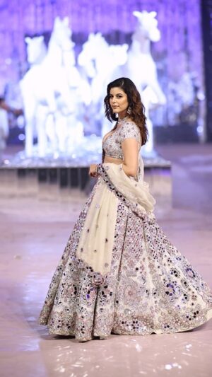 Saloni Khanna Instagram - Shining 🌟 in @abhinavmishra_
@abhinavmishrapersonal

#abhinavmishra #mirrors #mirrorearrings #lehnga #instagramreels #trendingnow #trendingreels #reelinstagram #reels #reel #instagram #anilkapoor #indiacouture #beautiful #charming #bollywood #igdaily #fashionphotography #fashionreels #white #offwhite #lakshaysachdevaphotography