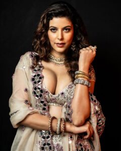Saloni Khanna Instagram - For my forever fav REFLECTIONS by @abhinavmishra_ @abhinavmishrapersonal !! Normalise all bodies ! Normalise breasts!! All bodies are beautiful ! @ayeshaaminnigam @quirkbrandconsulting @thehouseoframbhajos @needledust Delhi, India