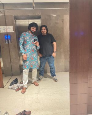 Saloni Khanna Instagram - DARE YOU TO NOT SWIPE LEFT, PUT YOUR PHONE AWAY & TALK TO LOVED ONES WAITING FOR YOUR ATTN! 
.
.
But looks like you won’t do that. You are incorrigible! Aren’t you. 
.
.
Embrace. Love. Kiss. Happy New Year 
.
.
#2024