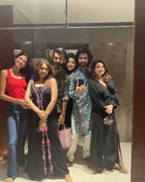 Saloni Khanna Instagram - DARE YOU TO NOT SWIPE LEFT, PUT YOUR PHONE AWAY & TALK TO LOVED ONES WAITING FOR YOUR ATTN! 
.
.
But looks like you won’t do that. You are incorrigible! Aren’t you. 
.
.
Embrace. Love. Kiss. Happy New Year 
.
.
#2024