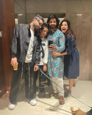 Saloni Khanna Instagram - DARE YOU TO NOT SWIPE LEFT, PUT YOUR PHONE AWAY & TALK TO LOVED ONES WAITING FOR YOUR ATTN! 
.
.
But looks like you won’t do that. You are incorrigible! Aren’t you. 
.
.
Embrace. Love. Kiss. Happy New Year 
.
.
#2024