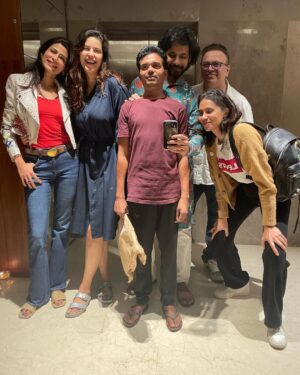 Saloni Khanna Instagram - DARE YOU TO NOT SWIPE LEFT, PUT YOUR PHONE AWAY & TALK TO LOVED ONES WAITING FOR YOUR ATTN! 
.
.
But looks like you won’t do that. You are incorrigible! Aren’t you. 
.
.
Embrace. Love. Kiss. Happy New Year 
.
.
#2024