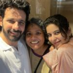 Saloni Khanna Instagram - DARE YOU TO NOT SWIPE LEFT, PUT YOUR PHONE AWAY & TALK TO LOVED ONES WAITING FOR YOUR ATTN! . . But looks like you won’t do that. You are incorrigible! Aren’t you. . . Embrace. Love. Kiss. Happy New Year . . #2024