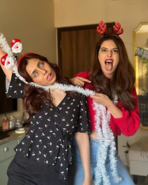 Saloni Khanna Instagram - A very merry Christmas.  Swipe to the end to see my Christmas wish ! 

#christmas23