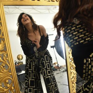 Saloni Khanna Instagram - This is my personality … but swipe for reality! 
#notapoet #forgoodreason 

Wearing @soniyagofficial 
📷 @girishmason 
Styled @parul.gauba 

#happykid