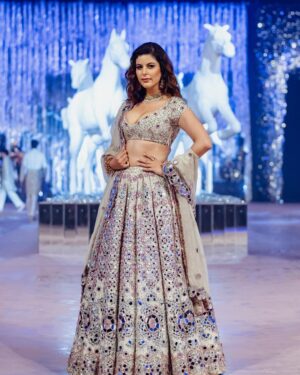 Saloni Khanna Instagram - For my forever fav REFLECTIONS by  @abhinavmishra_  @abhinavmishrapersonal !! 

Normalise all bodies ! Normalise breasts!! All bodies are beautiful ! 

@ayeshaaminnigam @quirkbrandconsulting  @thehouseoframbhajos @needledust