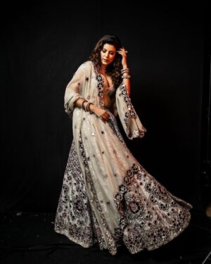 Saloni Khanna Instagram - For my forever fav REFLECTIONS by  @abhinavmishra_  @abhinavmishrapersonal !! 

Normalise all bodies ! Normalise breasts!! All bodies are beautiful ! 

@ayeshaaminnigam @quirkbrandconsulting  @thehouseoframbhajos @needledust