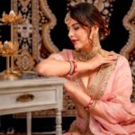 Saloni Khanna Instagram - Glowing, Gleaming & Glistening in a look that’s made of finery 🧡 . . . . In Frame : @salk.04 Makeup & Hair : @maneeshabhavarthe Jewellery : @aabhushan_by_sb Photos (In Swipe) : @priview.photography @prathameshghadge @cinematic.apj Outfit : @yeh_lehenga_nahi_mehenga DM us for Enquiries & bookings ❤️ #ManeeshaBhavartheMakeupandHairstylist #yeh_lehenga_nahi_mehenga #wedmegood #shadisaga #bandbajabride #indianbridalmakeup #weddingmakeup #shaadiwaliinspirations #happywedding #mumbaimakeupartist #mumbaibride #mumbaimehndiartist #indianbridalwear #indianbride #weddingmakeup #weddinginspiration #weddinglehenga #weddingplanner #bridalmakeup #celebritystyle #makeupartists_worldwide #indianweddings #weddingsutra #wedmegood #wedmegoodbride Mumbai, Maharashtra
