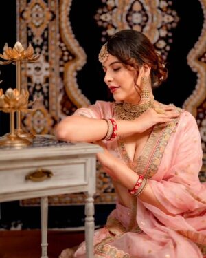 Saloni Khanna Instagram - Glowing, Gleaming & Glistening in a look that’s made of finery 🧡
.
.
.
.
In Frame : @salk.04 
Makeup & Hair : @maneeshabhavarthe 
Jewellery : @aabhushan_by_sb 
Photos (In Swipe) : @priview.photography 
@prathameshghadge @cinematic.apj 
Outfit : @yeh_lehenga_nahi_mehenga 

DM us for Enquiries & bookings ❤️

#ManeeshaBhavartheMakeupandHairstylist
#yeh_lehenga_nahi_mehenga
#wedmegood #shadisaga #bandbajabride #indianbridalmakeup #weddingmakeup #shaadiwaliinspirations #happywedding 
#mumbaimakeupartist #mumbaibride 
#mumbaimehndiartist #indianbridalwear #indianbride #weddingmakeup #weddinginspiration #weddinglehenga #weddingplanner #bridalmakeup #celebritystyle #makeupartists_worldwide #indianweddings #weddingsutra #wedmegood #wedmegoodbride