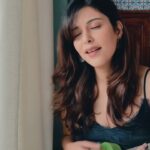 Saloni Khanna Instagram - Felt like singing after a long time. Pasand aye toh bata dena aur banate rahenge . Nahi pasand aye toh toh bhi theek woh mujhe nahi janna. Ok thanks bye #uke #ukelele #ukelelecover #impromptusinging #singingcover #acoustic #happykid