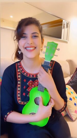 Saloni Khanna Instagram - Ganapati Bappa morya ! 

#ganeshchaturthi #ukespecial #songcover #spontaneous #happykid