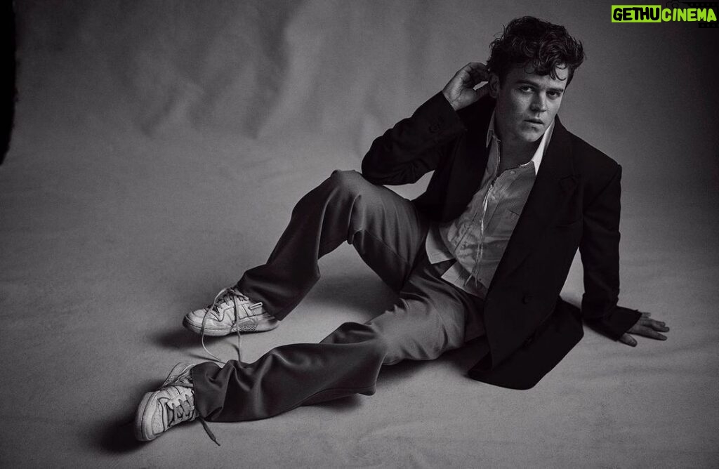 Sam Clemmett Instagram - Another from the incredible @charliegraystudio for @icon_elpais Styling @mrfabioimmediato Grooming @thebradylea #queencharlotte
