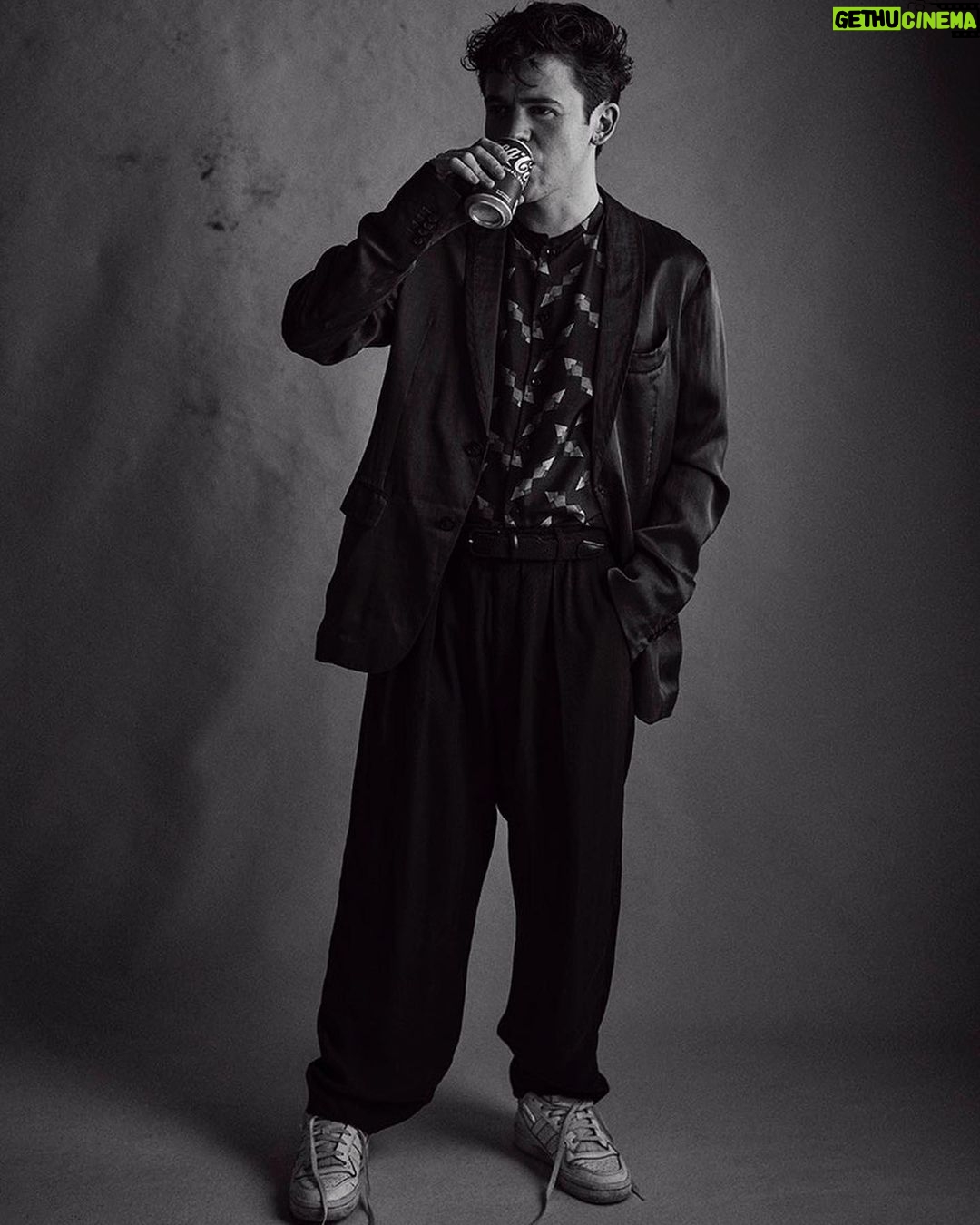 Sam Clemmett - 37K Likes - Talked to @icon_elpais about all things Queen Charlotte! Thank you all!!
📸 @charliegraystudio
Styling @mrfabioimmediato
Grooming @thebradylea
And thank you @vrwpublicity ❤️