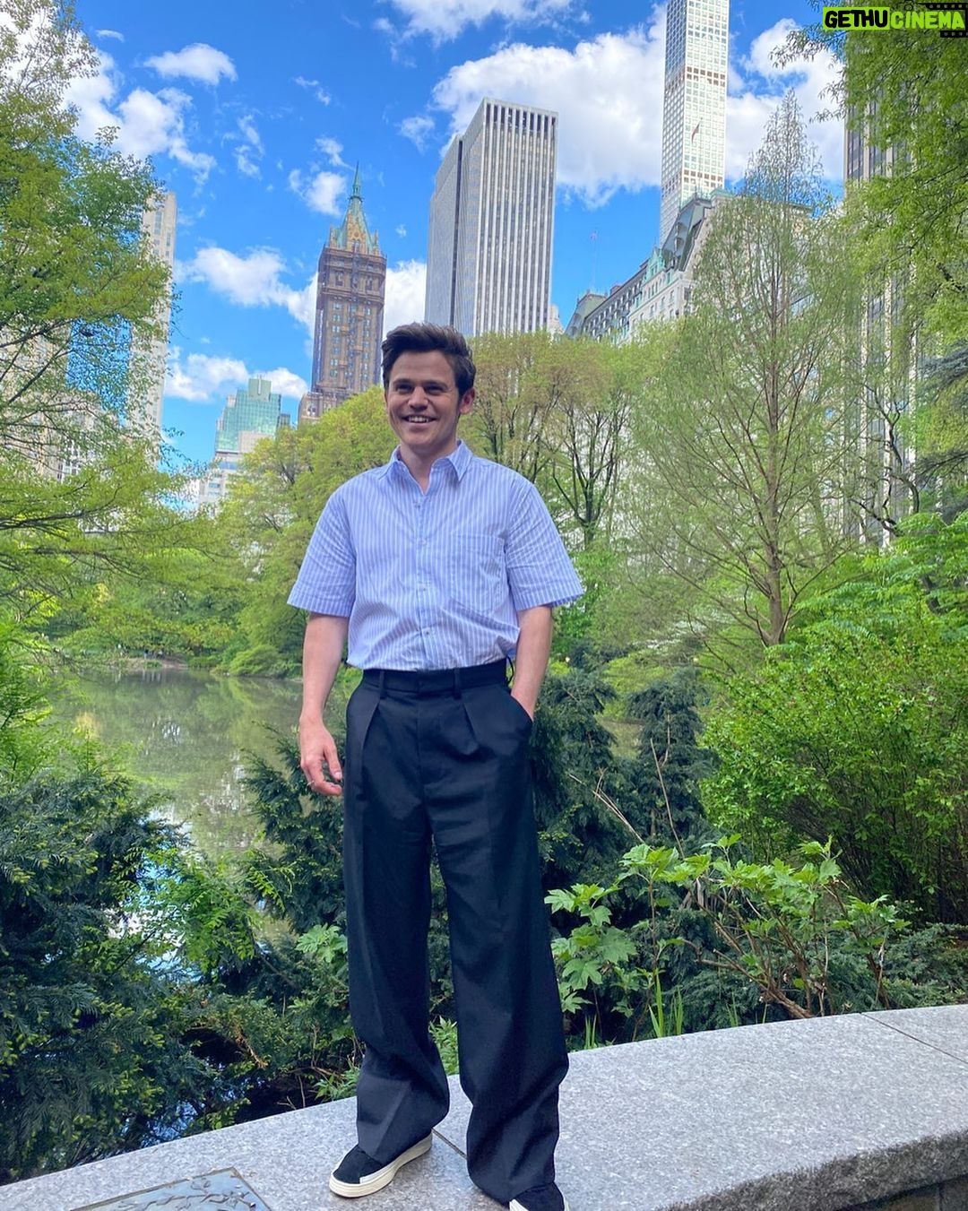 Sam Clemmett - 13.5K Likes - NYC Junket ✔️
Queen Charlotte is 2 days away!! Thank you @nanushka @officinecreative_official
Styling @mrfabioimmediato
Grooming Alex Keating