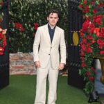 Sam Clemmett Instagram - Queen Charlotte London Premiere. Still not over it. Thank you so much to @maisonvalentino @aspreylondon Styling by @mrfabioimmediato Grooming by @thebradylea 📸 @davebenett #queencharlotte #bridgerton
