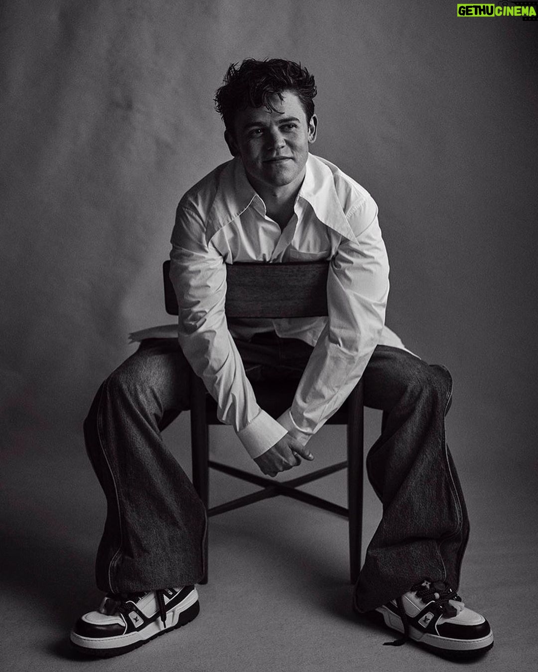 Sam Clemmett - 37K Likes - Talked to @icon_elpais about all things Queen Charlotte! Thank you all!!
📸 @charliegraystudio
Styling @mrfabioimmediato
Grooming @thebradylea
And thank you @vrwpublicity ❤️