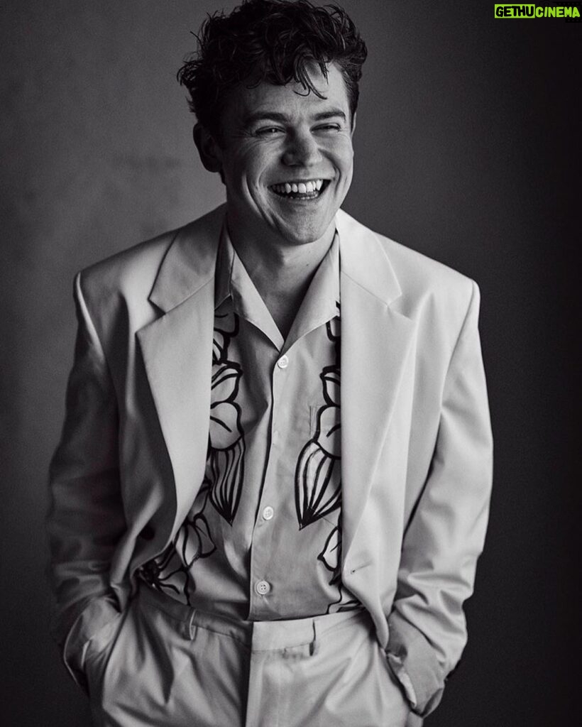 Sam Clemmett Instagram - Talked to @icon_elpais about all things Queen Charlotte! Thank you all!! 📸 @charliegraystudio Styling @mrfabioimmediato Grooming @thebradylea And thank you @vrwpublicity ❤️