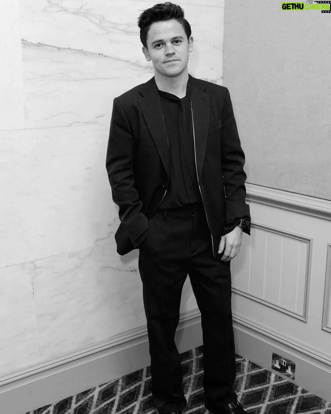 Sam Clemmett Instagram - What a night it was! Thank you for having me @vanityfairlondon @fairmonthotels @thesavoylondon #centerstage Styled by @mrfabioimmediato Wearing @maisonvalentino Watch @aspreylondon Thank you always @vrwpublicity 📸 @darren_gerrish Savoy Hotel, London